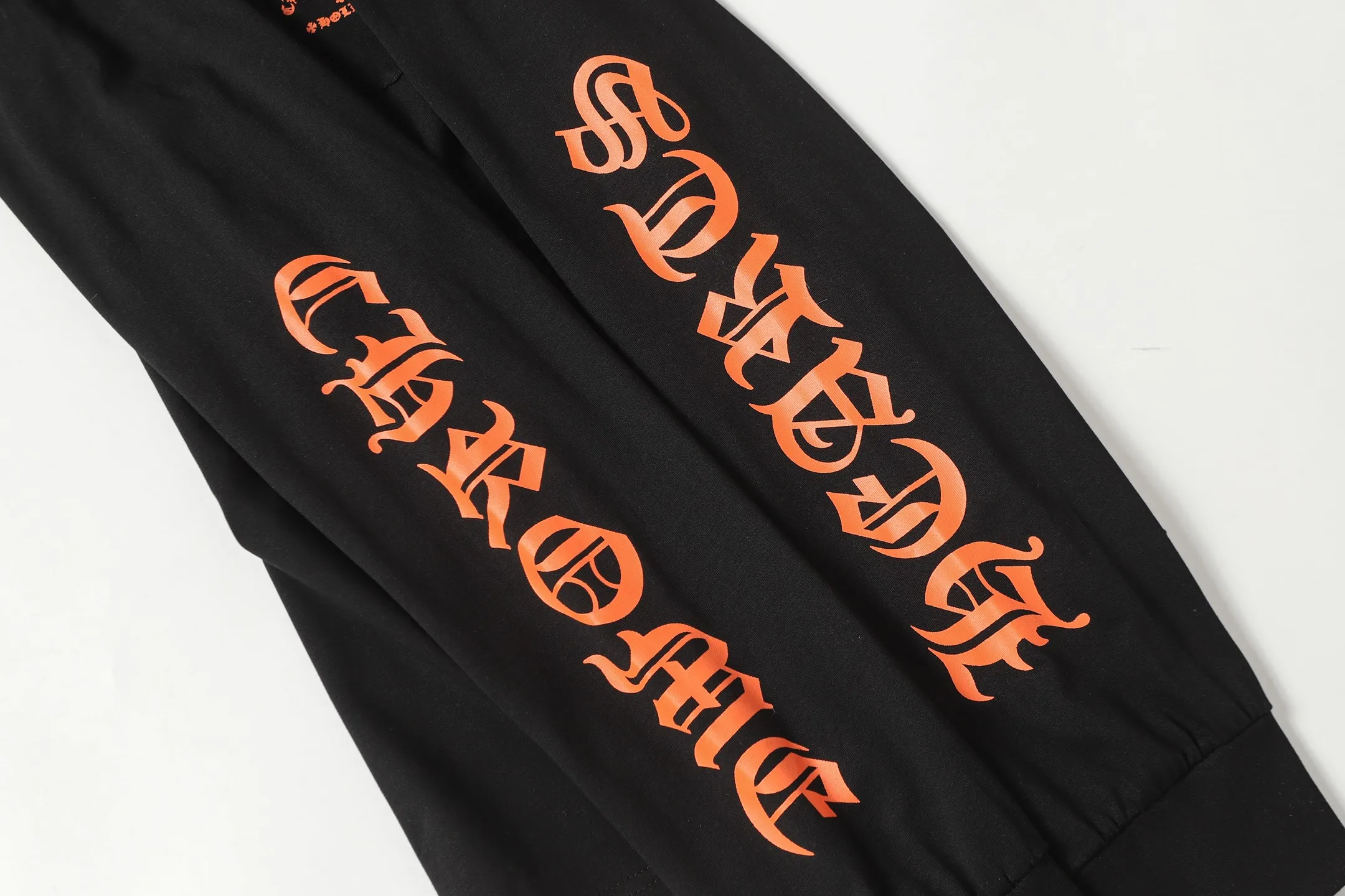 P160 Cross-border quantity model. Those who pursue quality, please do not place an order. -Chrome Hearts/Chrome Hearts Sanskrit Sanskrit Cross✝️Print popular long-sleeved T-shirt -High weight, high density and high quality. The wool is soft, delicate and skin-friendly. It feels soft and silky. It has excellent warmth and skin-friendly properties.